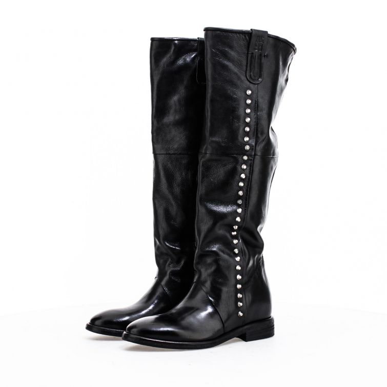 Stivali IONA A.S.98 in pelle nera con borchie laterali, artigianali Made in Italy dal carattere grintoso e urbano.