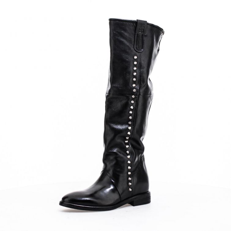 Stivali IONA A.S.98 in pelle nera con borchie laterali, artigianali Made in Italy dal carattere grintoso e urbano.