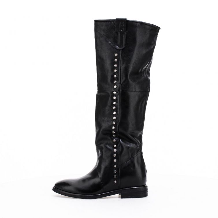 Stivali IONA A.S.98 in pelle nera con borchie laterali, artigianali Made in Italy dal carattere grintoso e urbano.