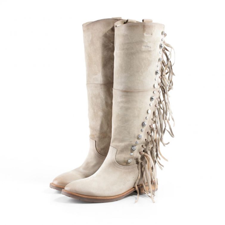 Stivale ILLA A.S.98 in pelle beige con borchie, anelli e frange laterali, design alto da donna in stile urban e artigianale