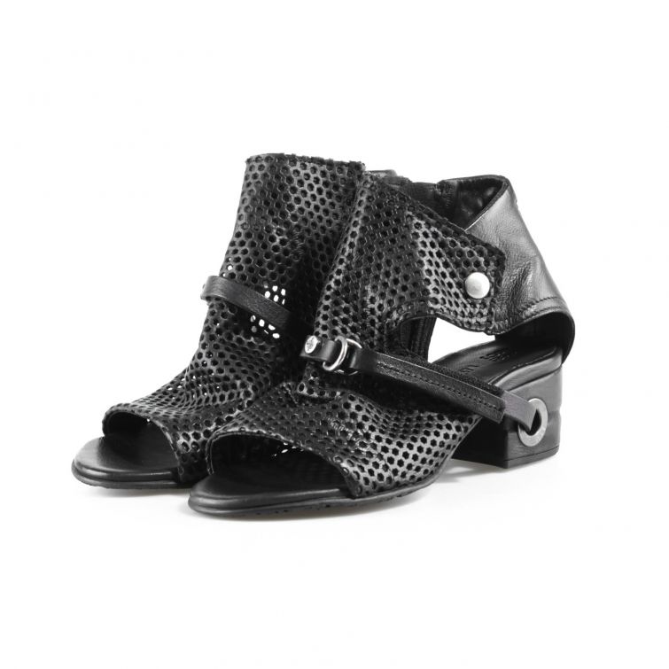 Sandali Fillia A.S.98 in pelle nera forata con cinturino al tallone e anello metallico, design strutturato e moderno per look di carattere