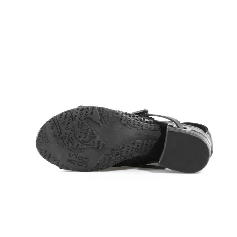 SANDALI FILLIA: design forato e dettagli audaci in pelle
