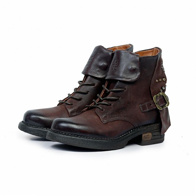 Stivaletto PEPE A.S.98 in pelle marrone scuro effetto vintage, con lacci, fibbia laterale anticata, borchie metalliche e suola nera stile biker.