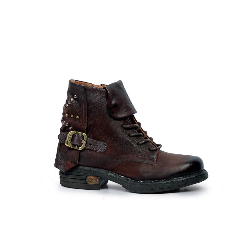 Stivaletto PEPE A.S.98 in pelle marrone scuro effetto vintage, con lacci, fibbia laterale anticata, borchie metalliche e suola nera stile biker.