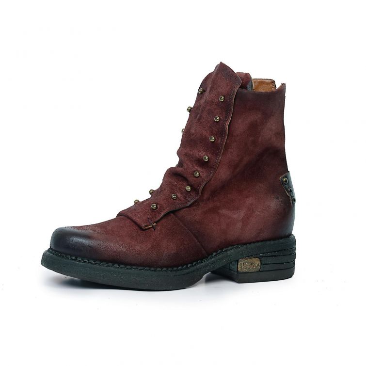 Stivali POETA A.S.98 in pelle bordeaux effetto vissuto con borchie metalliche, suola scura e tacco basso.