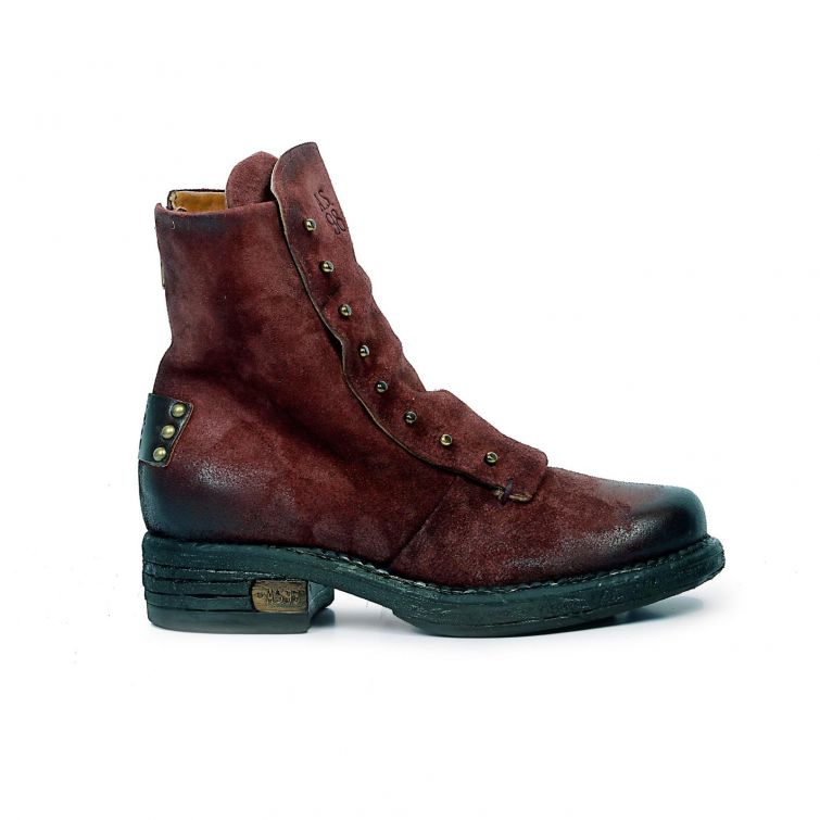 Stivali POETA A.S.98 in pelle bordeaux effetto vissuto con borchie metalliche, suola scura e tacco basso.