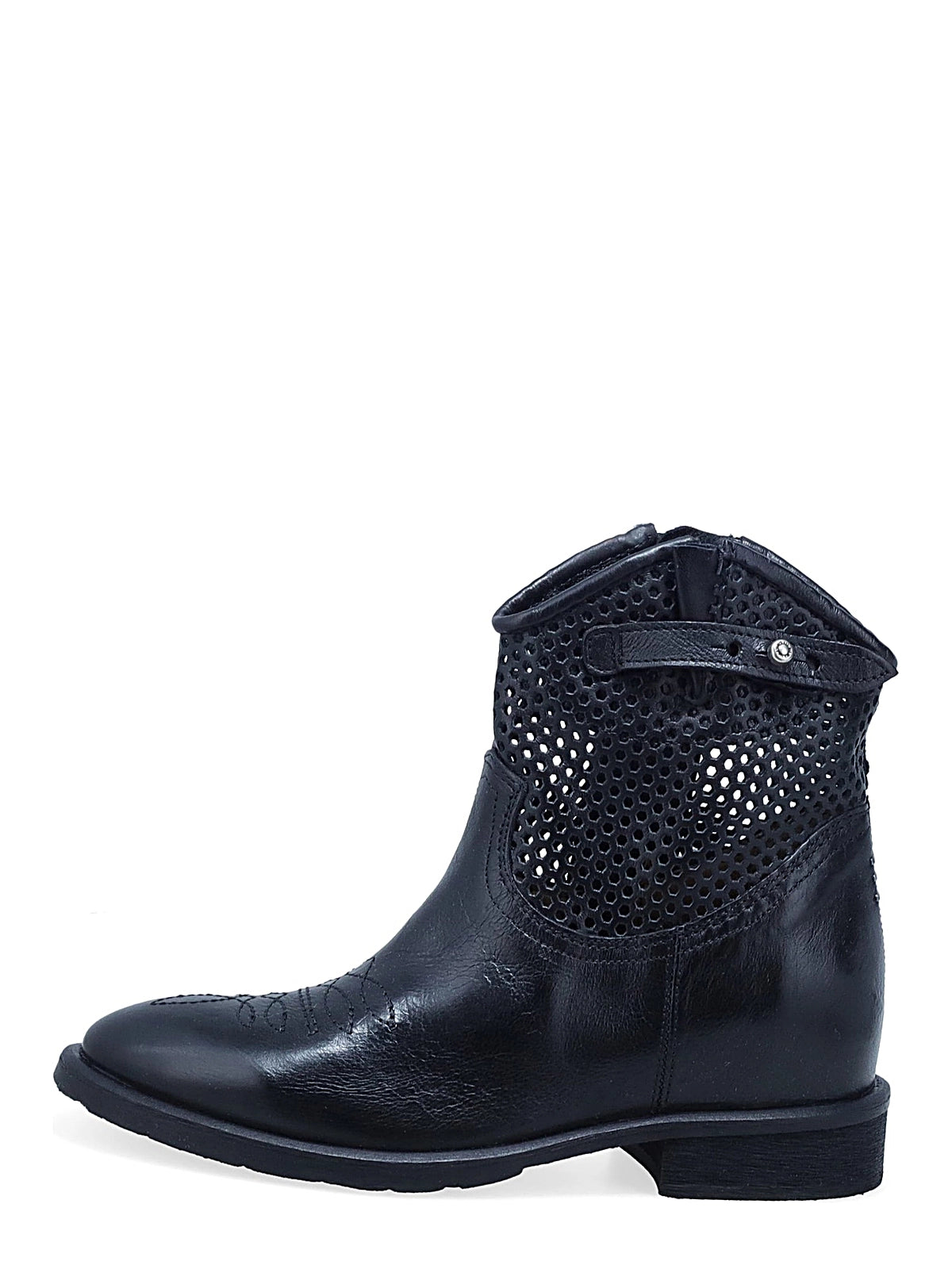 Stivaletti Indy ISOLA25 in pelle nera traforata con dettagli artigianali e design urbano moderno