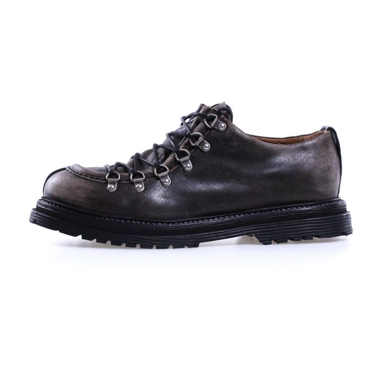 Scarpe SOCRATE A.S.98 in pelle nera con lacci e suola spessa, stile artigianale Made in Italy dal design contemporaneo.